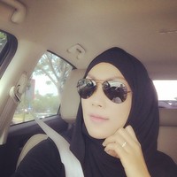 Saya blm berhijab... Memang tdk ada kata td bisa atau blm siap.. Tp pada kenyataannya saya blm siap utk berhijab.., tulisnya di caption foto. (Instagram/Kalina Oktarani)