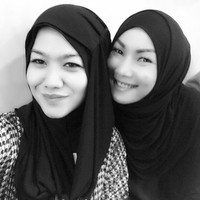 Penampilan Kalina (kanan) berhijab. (Instagram/Kalina Oktarani)