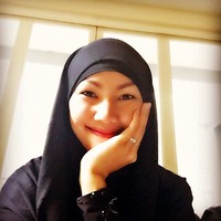 Ia beberapa kali mengunggah foto dirinya tampil berhijab. (Instagram/Kalina Oktarani)