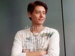Rambut Roger Danuarta Kini Berwarna Merah