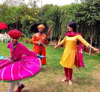 Berada di India, Farah pun ikut menari bersama warga setempat. (Instagram/Farah Quinn)