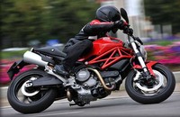     Perakitan pertama Ducati di Indonesia diawali dari model Monster 795 beberapa tahun lalu. Dengan menggendong mesin 803 cc, motor asal Italia ini jelas patut diperhitungkan. Dan berkat mesin yang tidak terlalu besar, membuat motor ini cocok untuk dikendarai dalam kota. Bahkan model ini pernah menjadi backbone Ducati di Indonesia. Istimewa/dok Ducati.     