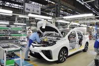 Toyota Mirai masuk ke tahap perakitan akhir. Pengerjaan perakitan terakhir ini dilakukan dengan menginstalasidan merakit sistem external power supply, interior kendaraan, engine bay, kaca depan dan jendela belakang. Setelah itu, Mirai harus melalui pemeriksaan pengapian sebelum masuk ke tahap pemeriksaan akhir. Pool/dok Toyota.