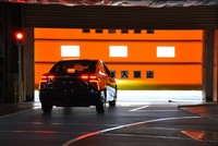Tahap terakhir adalah kontrol kualitas dan inspeksi. Kontrol kualitas yang rinci dan pemeriksaan dilakukan pada Toyota Mirai sebelum meninggalkan pabrik Motomachi. Petugas kontrol kualitas Toyota menggunakan inspeksi visual dan sentuhan untuk memastikan kendaraan adalah kualitas tertinggi dan tanpa cacat sebelum meninggalkan pabrik. Pool/dok Toyota.