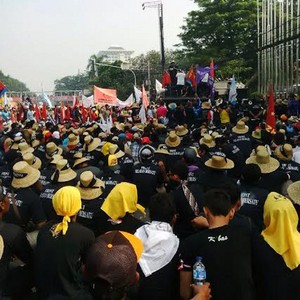 Demo Ribuan Nelayan di Depan KKP Lumpuhkan Jalan Medan Merdeka Timur
