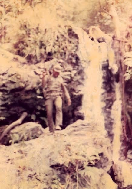 Saat Tatang Sniper Muda, Berkamuflase Menenteng Senjata dan Berbahaya
