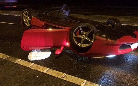 Ngebut, Ferrari 458 Italia Ini Terbalik