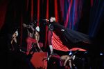 Duh! Madonna Terjatuh di Panggung BRIT Awards