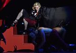 Duh! Madonna Terjatuh di Panggung BRIT Awards