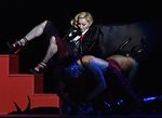 Duh! Madonna Terjatuh di Panggung BRIT Awards