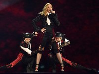 Meski begitu, Madonna tetap tampil memukau seperti biasanya. REUTERS/Toby Melville/detikFoto.
