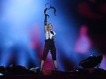 Duh! Madonna Terjatuh di Panggung BRIT Awards