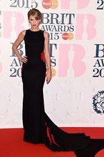 Taylor Swift Wow Bergaun Naga Menerawang