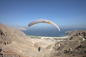 Ekstrem! Masuk Hotel Ini Melayang dengan Paragliding