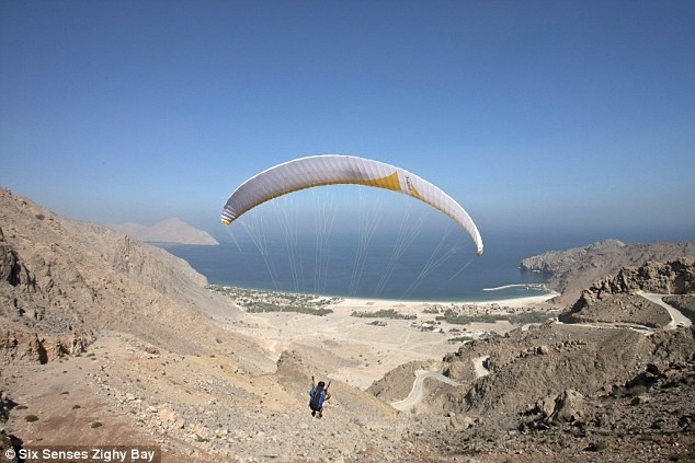 Ekstrem! Masuk Hotel Ini Melayang dengan Paragliding