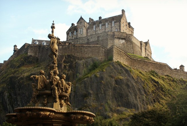 Ngeri! 7 Kastil Berhantu di Dunia