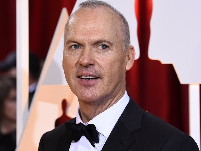 Tak Raih Oscar, Michael Keaton Tertangkap Kamera Simpan Lagi Kertas Pidato