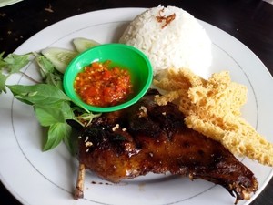Mr. Bebek dan Sambal Cobek: Pedas Mantap Sambal Korek Plus Bebek Bakar yang Lembut Gurih
