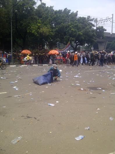 Demonstran Tinggalkan Kantor Menteri Susi, Sampah Bertebaran