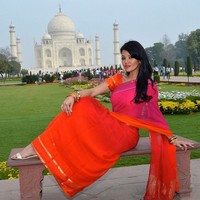 Berpose di Taj Mahal, Farah Quinn cantik bak artis Bollywood. (Instagram/Farah Quinn)
