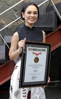 Andien meraih penghargaan MURI lewat album terbarunya 'Let It Be My Way' dalam kategori 'Soundtrack Terbanyak Dalam Satu Album'. Pool/Palevi S/detikFoto.