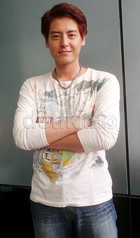 Roger Danuarta mewarnai rambut hitamnya menjadi merah. Desi Puspasari/detikHOT.