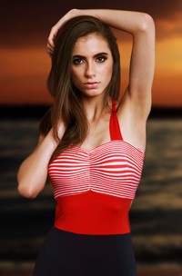 Seksinya Carol Maciel dalam balutan swimsuit retro. Asep Syaifullah/detikHOT.