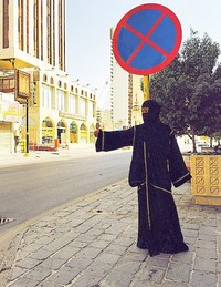 Penampilan serba hitam Jupe di Jeddah. (Instagram/Julia Perez)