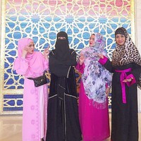 Siapa dia????? When it comes to beauty sleep, caterpillars are the clear winners, tulis Jupe di caption foto. (Instagram/Julia Perez)