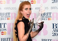 Paloma Faith terlihat sangat girang meraih penghargaan British Female Solo Artist. Ian Gavan/Getty Images