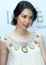 Cantiknya Laura Basuki, Tak Pernah Bikin Bosan!