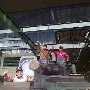 Blusukan ke Markas BUMN Pembuat Senjata, 2 Menteri Ini Naik Panser