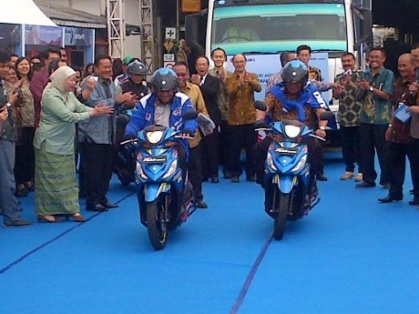Brumm! Menteri Saleh Husin dan Rahmat Gobel Jajal Skuter Suzuki