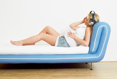 Ibu Hamil Dengarkan Musik Rock Kencang-kencang, Bahayakah untuk si Kecil?