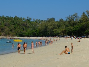 Ini Pantai Favorit Bule Seksi Berjemur di Phuket