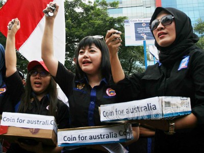 Aksi Berikan Koin untuk Kedubes Australia