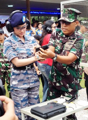 Dewi Persik Grogi Saat Pegang Pistol