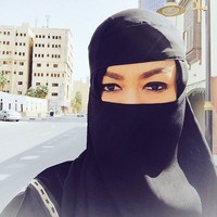 Julia Perez bercadar hitam di Jeddah. (Instagram/Julia Perez)