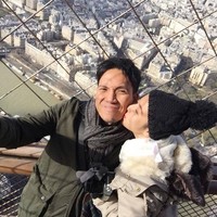 Natsha mengecup pipi Desta di puncak Menara Eiffel. (Instagram/Natasha Rizki)