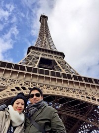 Bulan madu di Paris, Natsha dan Desta tak lupa berfoto di Menara Eiffel. (Instagram/Natasha Rizki)