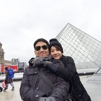 Ayah dan ibu dari Megumi itu juga terlihat mesra saat berfoto di Museum Louvre. (Instagram/Natasha Rizki)