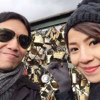 Mereka tak lupa menggembok cinta mereka di Jembatan Pont des Arts. (Instagram/Natasha Rizki)