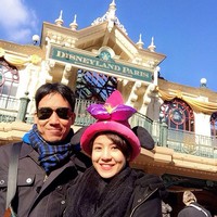 Desta dan Natasha saat berada di Disneyland Paris. (Instagram/Natasha Rizki)