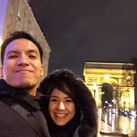 From Paris with love... Desta dan Natasha selfie di depan Arc de Triomphe. (Instagram/Natasha Rizki)