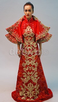 Ia tampil dengan kostum berwarna merah menyala dan emas.