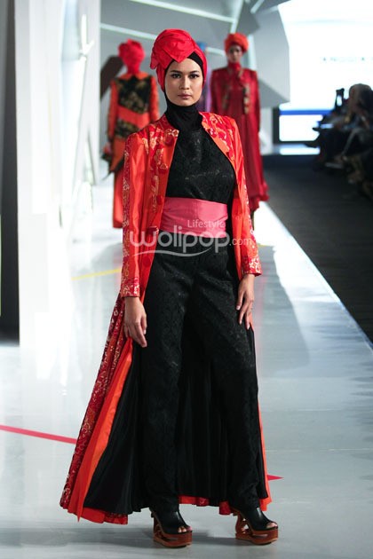 Anggia Handmade My Beautiful Sunrise. Fashion Parade Moslem Wear Next Level Purity. Indonesia Fashion Week 2015 at Jakarta Convention Center. Senayan. Jakarta. [Foto: Mohammad Abduh/Wolipop]