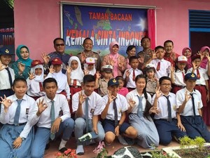 Siasat Polda Kalbar Rangkul Generasi Muda di Pedalaman, dengan Buku