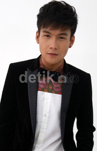 Fandy berpose dengan tuxedo.