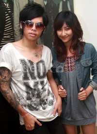 Mengenakan kaus putih dan celana hitam, Axel gandeng Melody. Gus Mun/detikHOT.