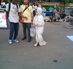 Tenteng Duit, Pocong Cilik Mampir di Aksi Dukung Ahok